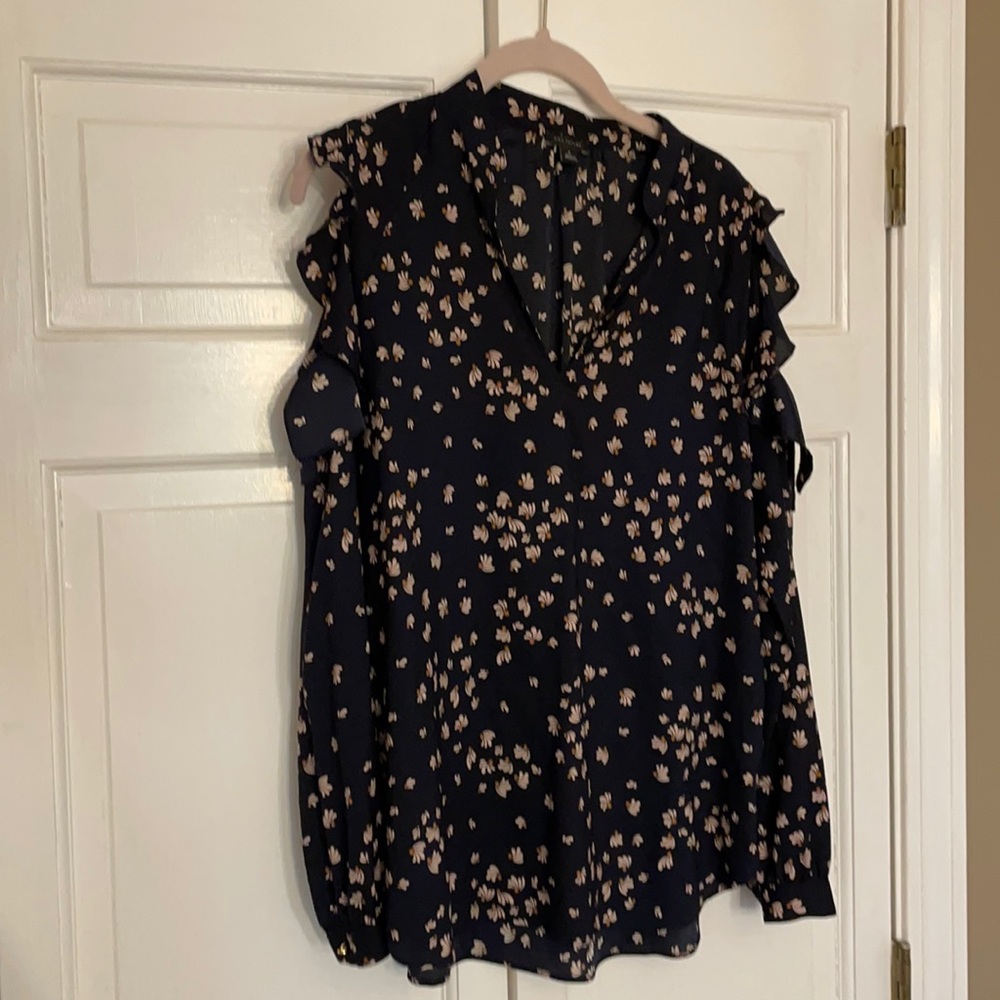 Blouse with open shoulders